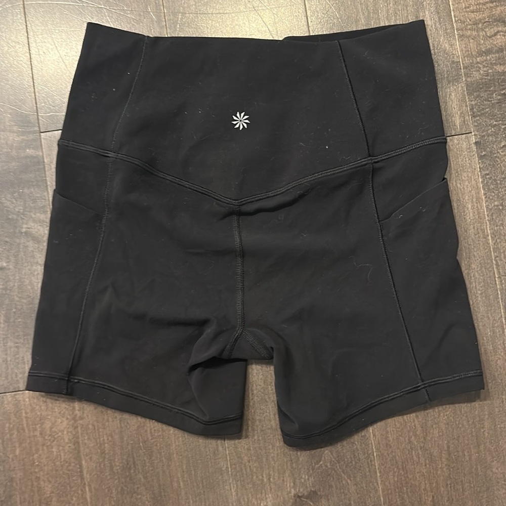 Athleta Salutation Stash 5” short Black Women's Shorts - Picture 2 of 3